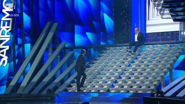 Sanremo 2017, Enrico Montesano: le scale, gli italiani che non cantano più e la politica “non festevola” (Video)
