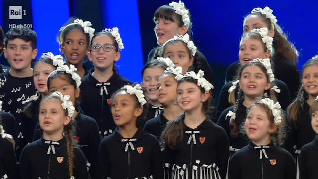 Sanremo 2017, il Piccolo Coro dell’Antoniano canta i suoi successi (Video)