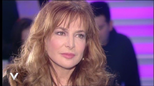 Verissimo, Silvia Toffanin in difficoltà con Giuliana De Sio: “Mi vuoi intervistare tu? Di cosa vogliamo parlare?” (video)