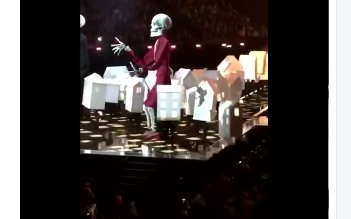 Brit Awards 2017, Katy Perry canta Chained to the rhythm… e un ballerino cade giù dal palco [video]