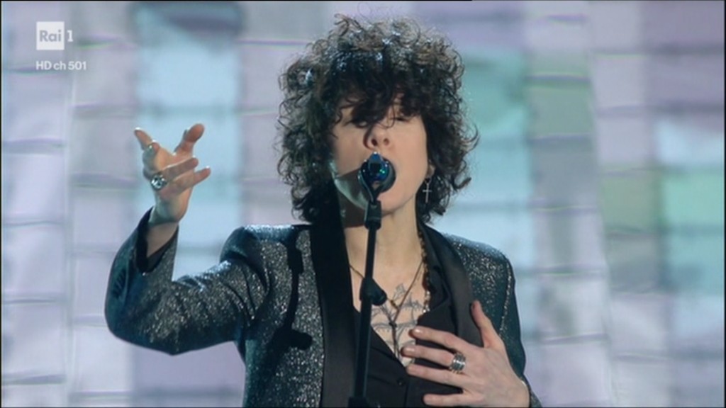 LP a Sanremo 2017: per lei standing ovation e il fischiettare di Carlo Conti
