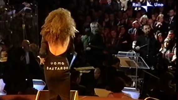 Sanremo 2017: cinque momenti trash e imbarazzanti dei Festival del passato (VIDEO)