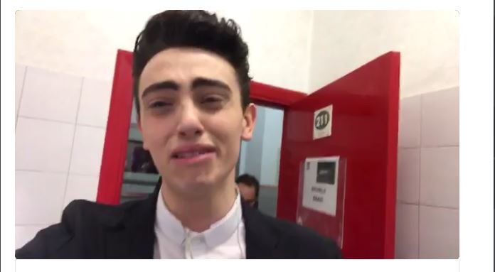 Sanremo 2017, Michele Bravi in lacrime dopo l’esibizione: “E’ stata un’emozione incredibile” [video]