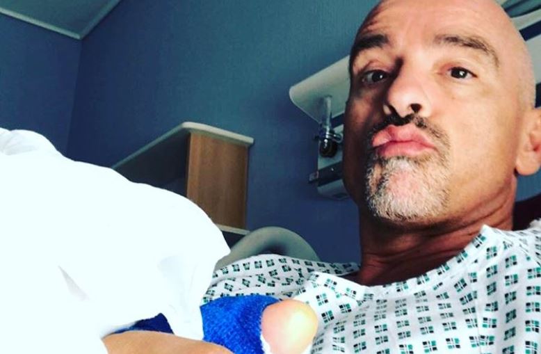 Eros Ramazzotti, in ospedale, rassicura i fan dopo l’operazione e ricorda la scomparsa di Lucio Dalla