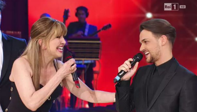 Valerio Scanu contro Maria De Filippi: “A Sanremo impacciata, giornalisti leccacul0 la lodano”