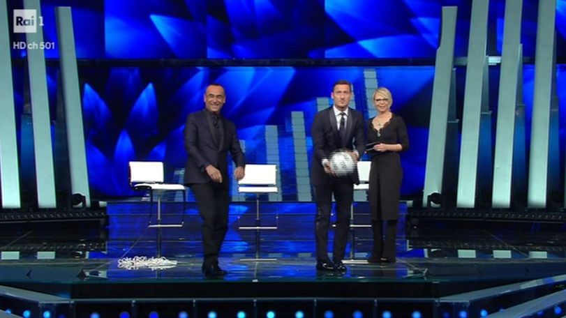 Sanremo 2017, Francesco Totti lancia palloni sul pubblico tra gaffe e intervista buona-cattiva