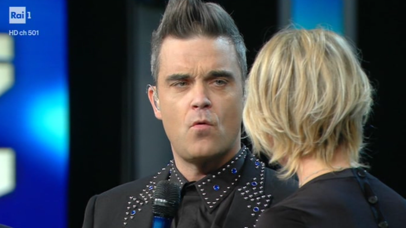 Robbie Williams a Sanremo 2017: la De Filippi lo elogia come padre