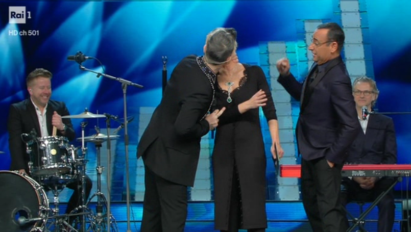 Sanremo 2017: bacio Maria De Filippi – Robbie Williams
