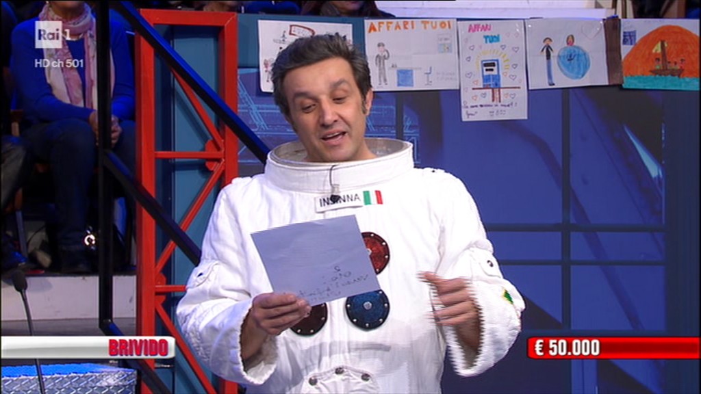 Affari tuoi chiude con Flavio Insinna astronauta e una proposta di matrimonio alla concorrente Zaira
