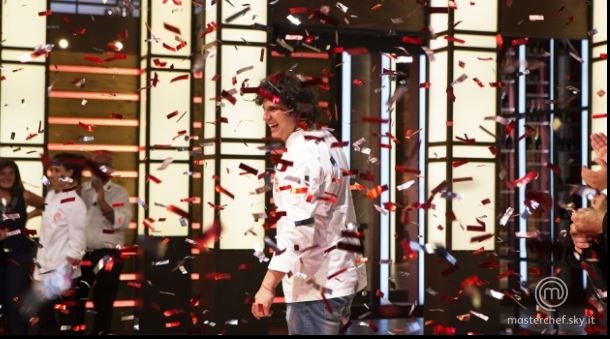 Valerio Braschi vince MasterChef Italia 6: Mystery Boy il titolo del suo libro di ricette
