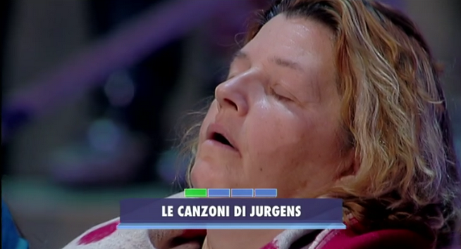 Avanti un altro, signora del pubblico dorme (VIDEO)