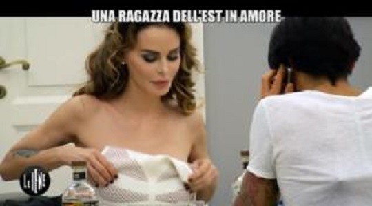 Le Iene, Nina Moric, il servizio “saltato” e il vecchio scherzo ritrasmesso: “Hanno deciso di punire il mio no. Mandando in onda quello scempio”