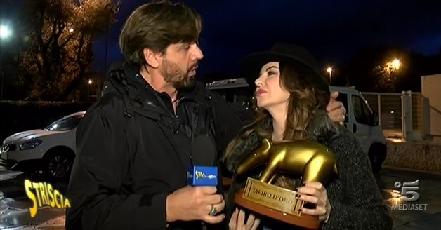 Alba Parietti, tapiro d’oro di Striscia La Notizia per le liti con Selvaggia Lucarelli a Ballando con le stelle (video)