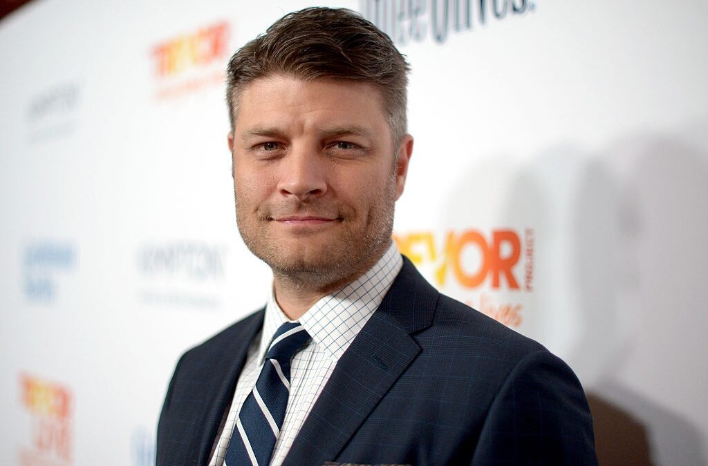 Serie Tv, novità: Jay R. Ferguson e Lindsey Kraft in Living Biblically; il costume di Black Lightning