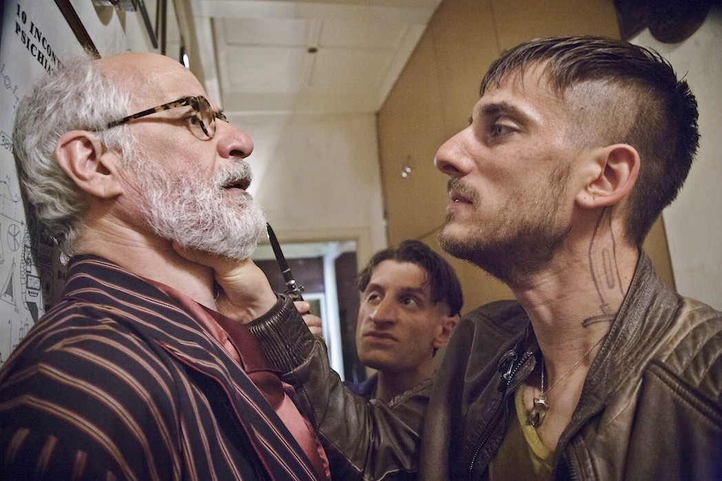 Lasciati andare: foto del film con Toni Servillo e Luca Marinelli