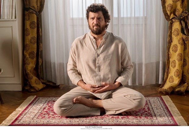 Questione di Karma: video backstage e nuova clip del film con Fabio De Luigi e Elio Germano