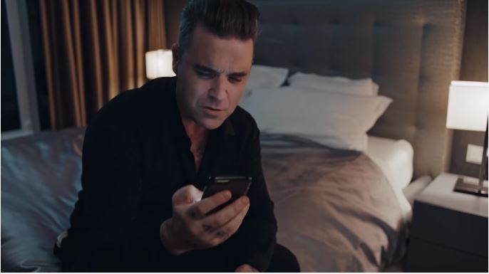 Robbie Williams, Mixed Signals: testo, traduzione e video ufficiale