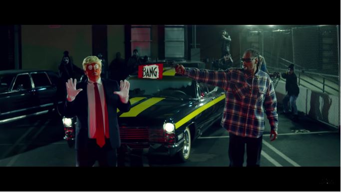 Snoop Dogg tra le polemiche per il video di BADBADNOTGOOD: spara a un uomo che impersona Donald Trump