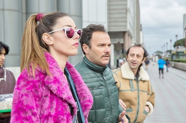 Vieni a vivere a Napoli: trailer, foto e poster della commedia a episodi