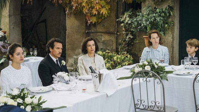 Di padre in figlia, l’Italia si ritrova allo specchio con uno sguardo efficace ed un cast all’altezza