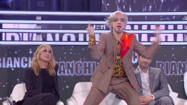 Amici 16, Morgan contro il pubblico in studio: dito medio e provocazioni (VIDEO)