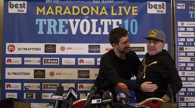 Tre volte 10, lo show di Siani con Maradona stasera su Nove