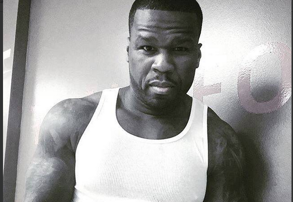 50 cent rischia di cadere, tira un pugno a una fan e la invita a fare twerking sul palco [video]