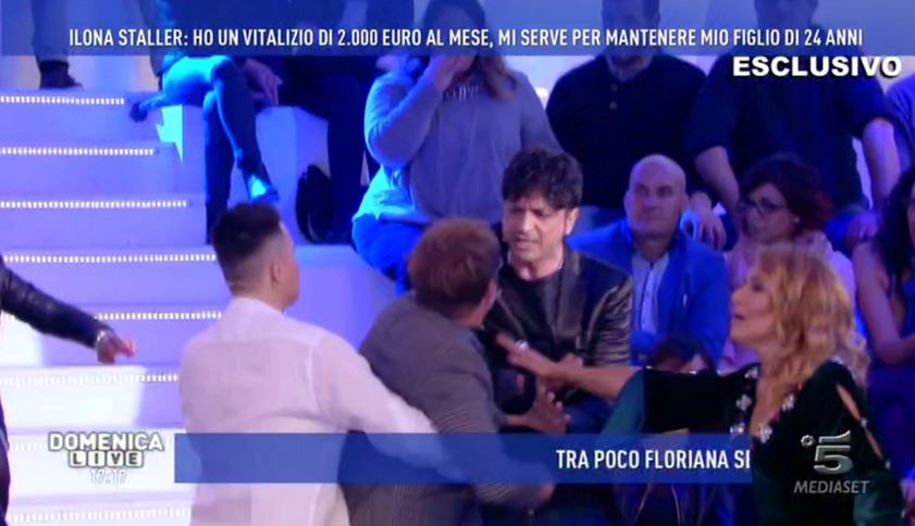 Domenica Live, rissa in diretta, Barbara d’Urso manda la pubblicità e condanna l’accaduto: “Vergognoso, è stato disgustoso”