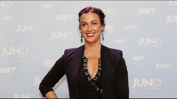 Alanis Morissette, l’ex manager scrive una lettera dopo lo scandalo dei milioni ‘sottratti’ alla cantante