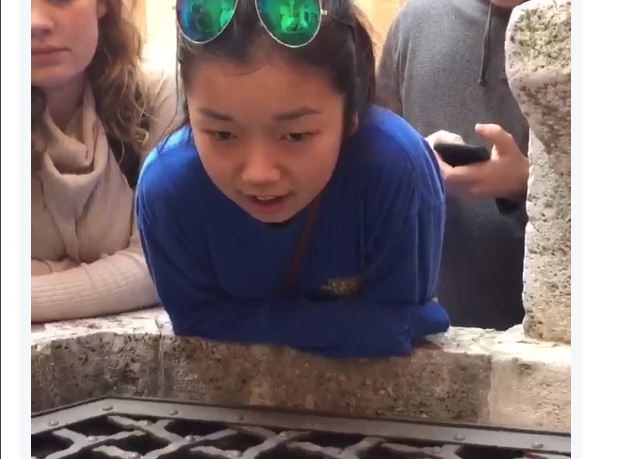 Hallelujah, il video della turista che canta con l’eco del pozzo diventa virale