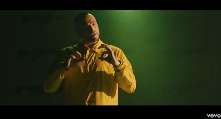 Gue Pequeno, Trinità: testo e video ufficiale