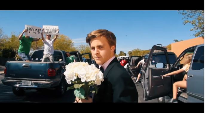 La La Land – “Emma Stone, Prom?” Studente reinterpreta Another Day of Sun per invitare l’attrice al ballo [video]