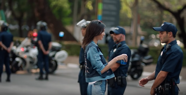 Pepsi, polemiche per lo spot con Kendall Jenner: l’azienda lo rimuove (Video)