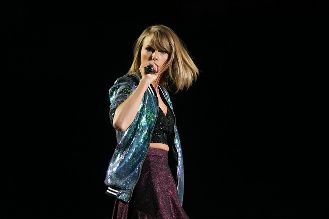 Taylor Swift a Nashville per scrivere canzoni per il nuovo album: pop o country?