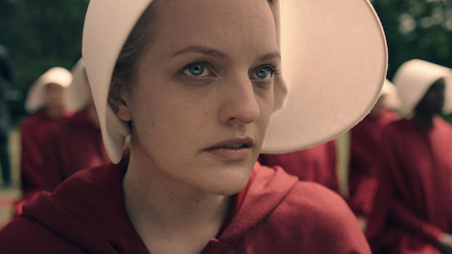 The Handmaid’s Tale, Elisabeth Moss: “E’ il momento di alzare lo sguardo dai nostri cellulari e renderci conto del periodo in cui viviamo”