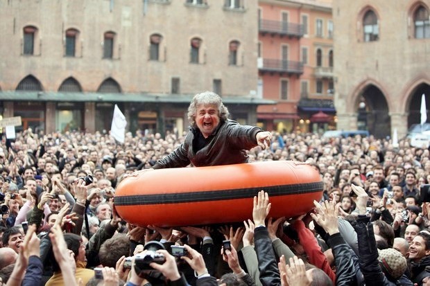 Tutti a casa: foto e locandina italiana del documentario sul “Movimento 5 Stelle”