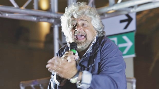Tutti a casa: trailer italiano, foto e poster del documentario sul “Movimento 5 Stelle”
