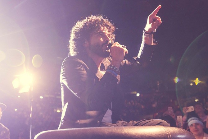 Francesco Renga, Scriverò il tuo nome live nei Palasport: foto e video del concerto al Forum di Assago