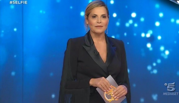 Selfie – Le cose (non) cambiano, ma con il ‘posto fisso’ in tv Simona Ventura ritrova smalto e leggerezza