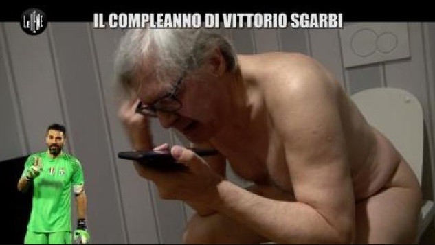 Le Iene puntano all’effetto ‘CHOC’, tra giovani suicidi per gioco in Russia e Vittorio Sgarbi nud0 che defeca a favore di telecamera (VIDEO)