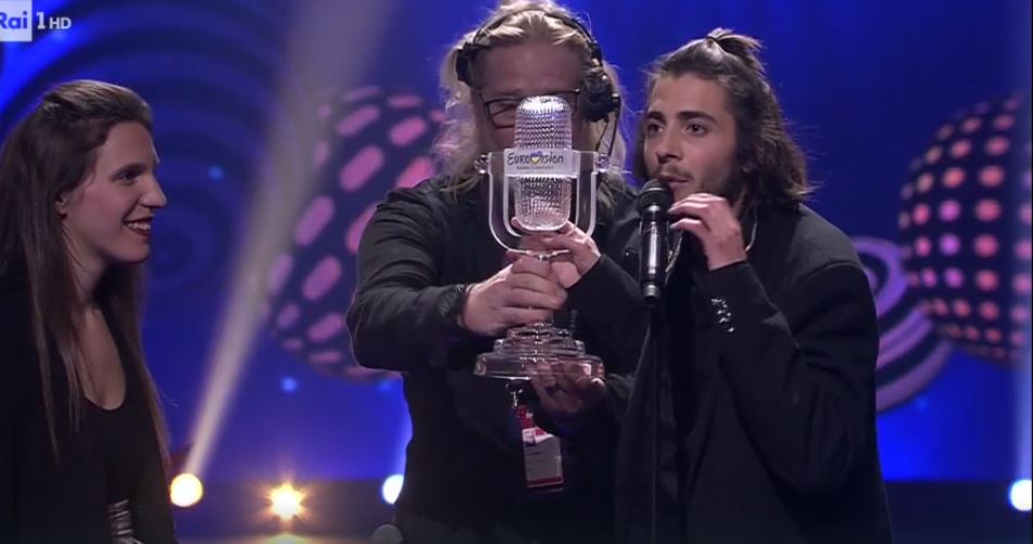 Eurovision Song Contest 2017, vince il Portogallo con Amar pelos dois di Salvador Sobral, Italia sesta