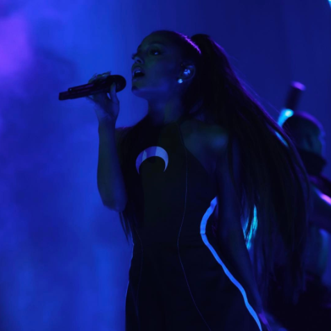 Manchester, attentato al concerto di Ariana Grande: “Sono distrutta, non ho parole”. Tour annullato