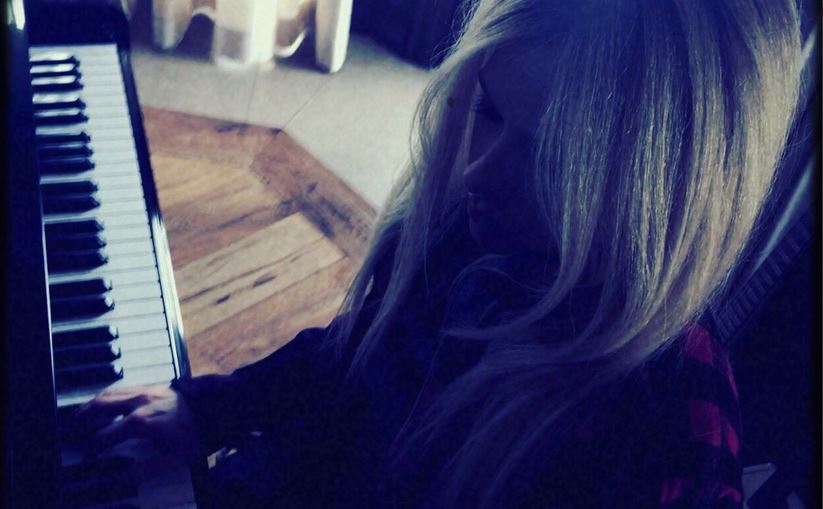 Avril Lavigne: “E’ iniziata la produzione del mio nuovo album”. Il disco in uscita nel 2017