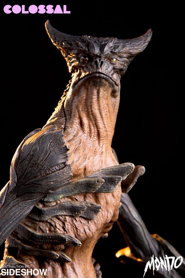 Colossal: la statua ufficiale del mostro del film di Nacho Vigalondo