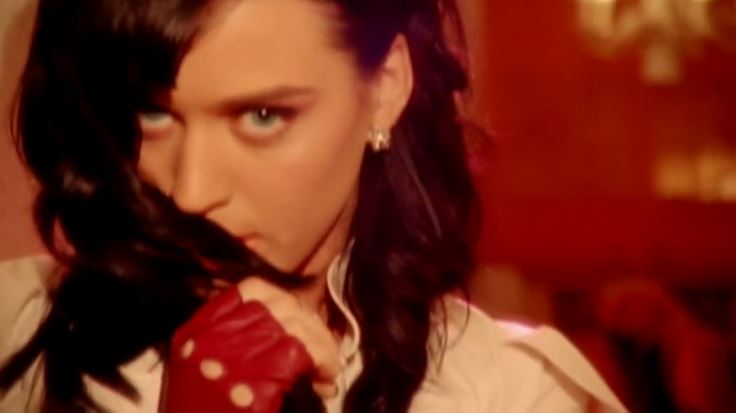Miley Cyrus: “I Kissed a girl è stata scritta su di me!” Ma Katy Perry aveva parlato di Scarlett Johansson…