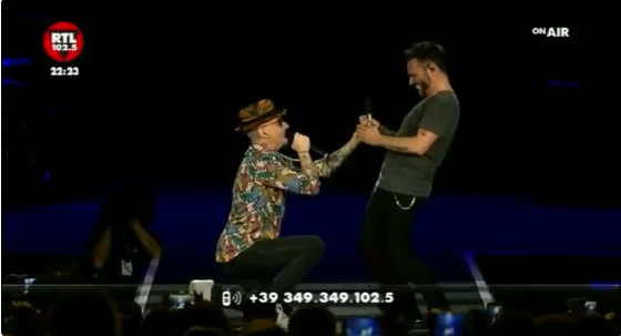 J-Ax e Nek imitano Fedez e Ferragni: finta proposta di matrimonio all’Arena (video)