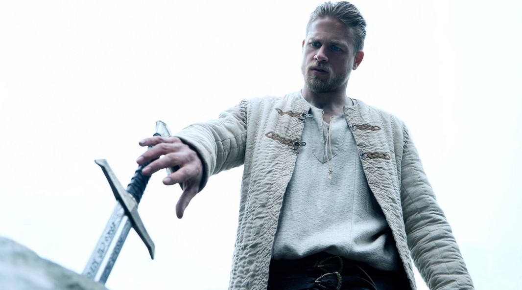King Arthur – Il potere della spada: nuova featurette in italiano con David Beckham