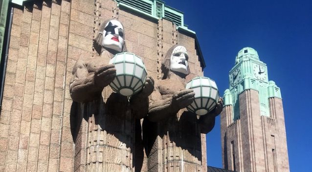 Kiss: le maschere sulle iconiche statue della stazione di Helsinki