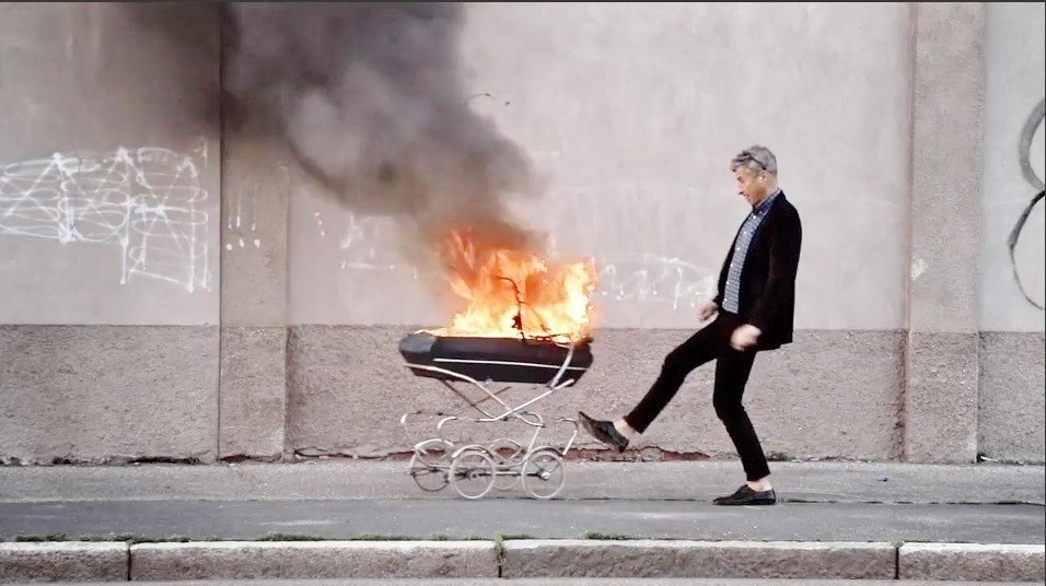 Maurizio Cattelan: Be Right Back – trailer italiano del docufilm al cinema il 30 e 31 maggio