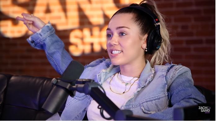 Miley Cyrus contro Wrecking Ball: “Sarò sempre la ragazza senza veli sulla palla da demolizione. Il mio incubo? Che sia suonata al mio funerale”